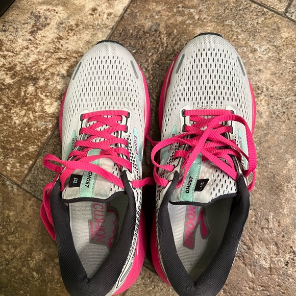 Woman’s Brooks - Picture 3 of 5